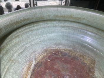 Een Chinese Longquan celadon wierookbrander met houten deksel met zeepstenen Boeddha, Ming