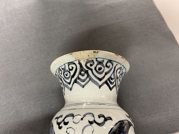 Een driedelig blauw-wit Delfts kaststel met chinoiserie decor, 17/18e eeuw