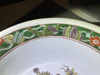 Een Chinese famille verte kom met bloemen en fruit, Kangxi