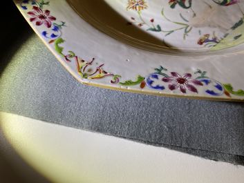 Une paire de plats de forme octagonale en porcelaine de Chine famille rose, Qianlong