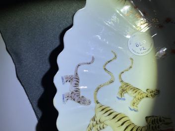 A pair of fluted Chinese Kakiemon-style dishes with tigers, Kangxi