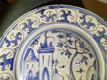 Un plat en fa&iuml;ence portugaise en bleu, blanc et mangan&egrave;se &agrave; d&eacute;cor d'un ch&acirc;teau, 17&egrave;me