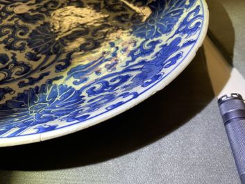 Une paire de plats en porcelaine de Chine en bleu et blanc, Kangxi