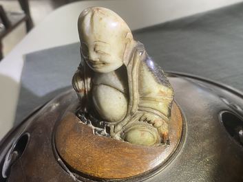 Een Chinese Longquan celadon wierookbrander met houten deksel met zeepstenen Boeddha, Ming