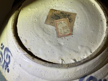 Un plat en fa&iuml;ence portugaise en bleu, blanc et mangan&egrave;se &agrave; d&eacute;cor d'un oiseau, 17&egrave;me