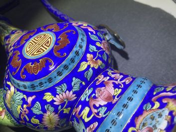Une paire de verseuses en &eacute;maux de Canton, Chine pour le Vietnam, 1&egrave;re moiti&eacute; du 19&egrave;me