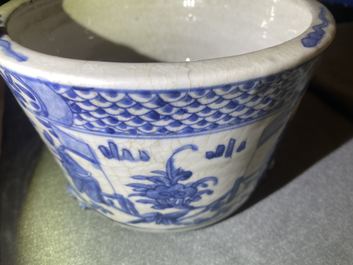 Een Chinese blauw-witte driepotige Swatow wierookbrander, Ming