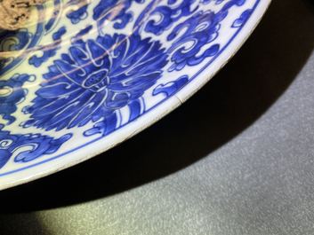 Une paire de plats en porcelaine de Chine en bleu et blanc, Kangxi