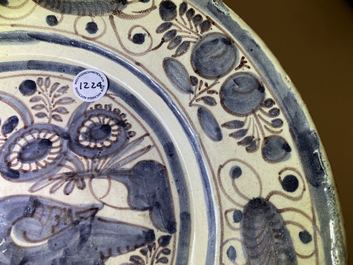 Un plat en fa&iuml;ence portugaise en bleu, blanc et mangan&egrave;se &agrave; d&eacute;cor d'un oiseau, 17&egrave;me