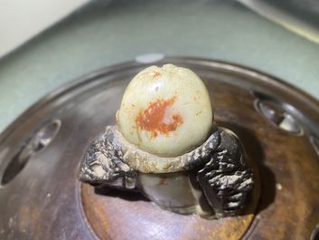 Een Chinese Longquan celadon wierookbrander met houten deksel met zeepstenen Boeddha, Ming