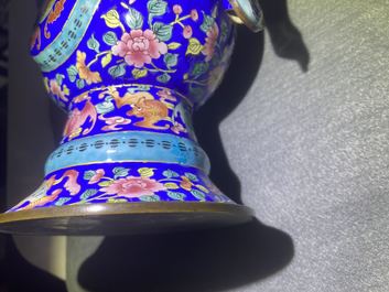 Une paire de verseuses en &eacute;maux de Canton, Chine pour le Vietnam, 1&egrave;re moiti&eacute; du 19&egrave;me