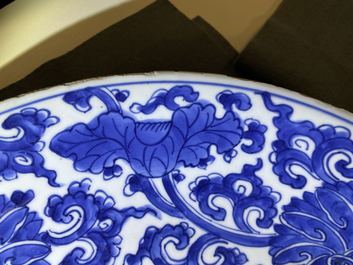 Une paire de plats en porcelaine de Chine en bleu et blanc, Kangxi
