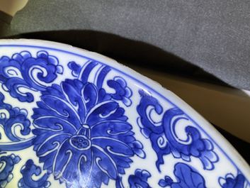 Une paire de plats en porcelaine de Chine en bleu et blanc, Kangxi