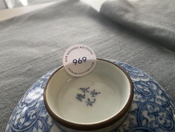 A Chinese blue and white Vietnamese market 'Bleu de Hue' bowl and cover, 19th C.