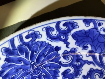 Une paire de plats en porcelaine de Chine en bleu et blanc, Kangxi