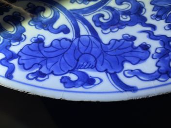 Une paire de plats en porcelaine de Chine en bleu et blanc, Kangxi