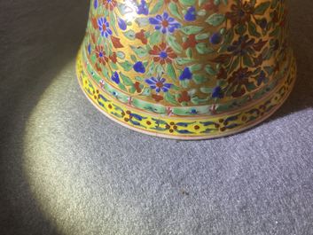 Deux bols couverts en porcelaine de Chine Bencharong pour le march&eacute; thai, Chine, 19&egrave;me