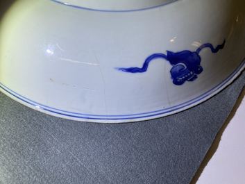 Une paire de plats en porcelaine de Chine en bleu et blanc, Kangxi
