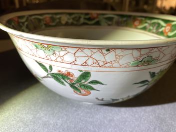 Een Chinese famille verte kom met bloemen en fruit, Kangxi