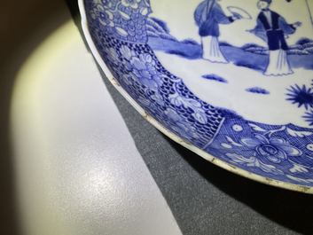Une paire de plats en porcelaine de Chine en bleu et blanc &agrave; d&eacute;cor de 'La romance de la chambre de l'ouest', Qianlong