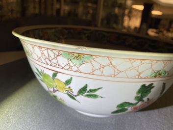 Een Chinese famille verte kom met bloemen en fruit, Kangxi