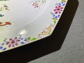 Une paire de plats de forme octagonale en porcelaine de Chine famille rose, Qianlong