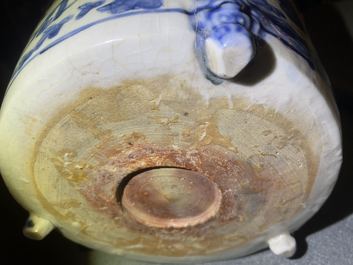 Een Chinese blauw-witte driepotige Swatow wierookbrander, Ming