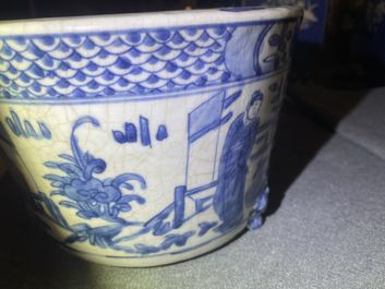 Een Chinese blauw-witte driepotige Swatow wierookbrander, Ming