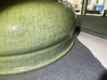 Een Chinese Longquan celadon wierookbrander met houten deksel met zeepstenen Boeddha, Ming