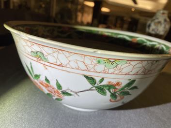 Een Chinese famille verte kom met bloemen en fruit, Kangxi