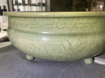 Een Chinese Longquan celadon wierookbrander met houten deksel met zeepstenen Boeddha, Ming