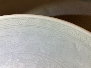 Un plat en porcelaine de Chine c&eacute;ladon monochrome &agrave; d&eacute;cor incis&eacute;, Qianlong