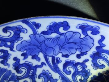 Une paire de plats en porcelaine de Chine en bleu et blanc, Kangxi