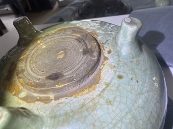 Een Chinese Longquan celadon wierookbrander met houten deksel met zeepstenen Boeddha, Ming