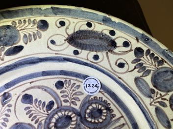Un plat en fa&iuml;ence portugaise en bleu, blanc et mangan&egrave;se &agrave; d&eacute;cor d'un oiseau, 17&egrave;me