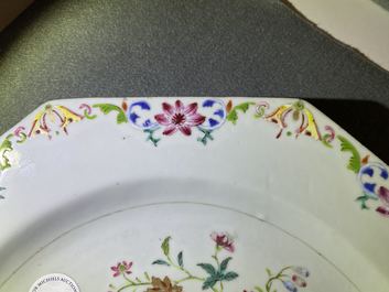 Une paire de plats de forme octagonale en porcelaine de Chine famille rose, Qianlong