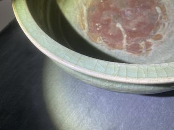 Een Chinese Longquan celadon wierookbrander met houten deksel met zeepstenen Boeddha, Ming