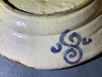 Un plat en fa&iuml;ence portugaise en bleu, blanc et mangan&egrave;se &agrave; d&eacute;cor d'un oiseau, 17&egrave;me