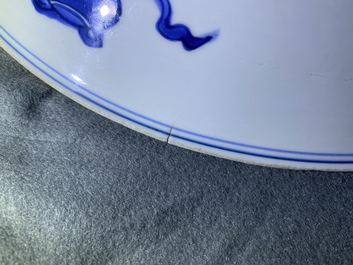 Une paire de plats en porcelaine de Chine en bleu et blanc, Kangxi