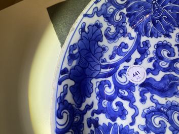 Une paire de plats en porcelaine de Chine en bleu et blanc, Kangxi