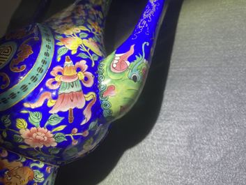 Une paire de verseuses en &eacute;maux de Canton, Chine pour le Vietnam, 1&egrave;re moiti&eacute; du 19&egrave;me