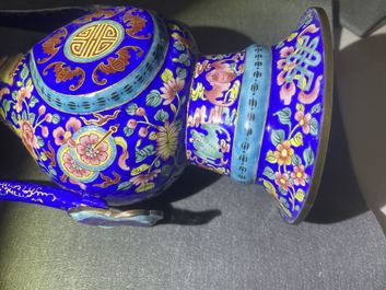 Une paire de verseuses en &eacute;maux de Canton, Chine pour le Vietnam, 1&egrave;re moiti&eacute; du 19&egrave;me