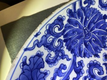 Une paire de plats en porcelaine de Chine en bleu et blanc, Kangxi