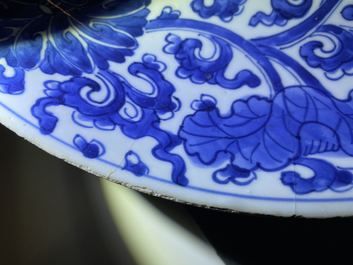 Une paire de plats en porcelaine de Chine en bleu et blanc, Kangxi