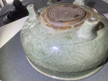Een Chinese Longquan celadon wierookbrander met houten deksel met zeepstenen Boeddha, Ming