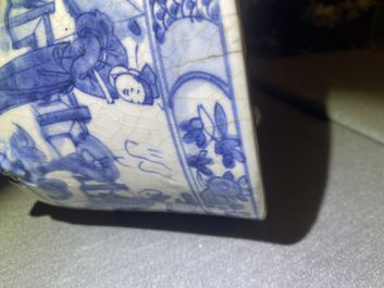 Een Chinese blauw-witte driepotige Swatow wierookbrander, Ming