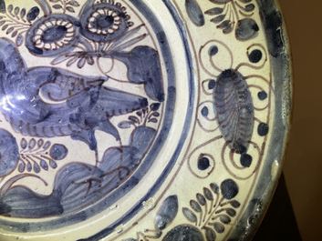 Un plat en fa&iuml;ence portugaise en bleu, blanc et mangan&egrave;se &agrave; d&eacute;cor d'un oiseau, 17&egrave;me