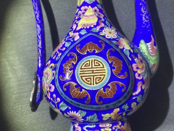 Une paire de verseuses en &eacute;maux de Canton, Chine pour le Vietnam, 1&egrave;re moiti&eacute; du 19&egrave;me