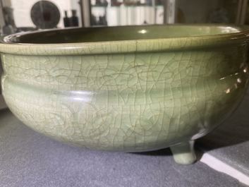 Een Chinese Longquan celadon wierookbrander met houten deksel met zeepstenen Boeddha, Ming