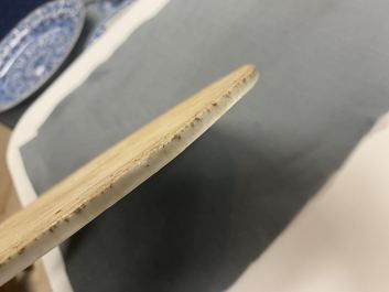 Een ronde Chinese famille verte plaquette met een kylin, 19e eeuw